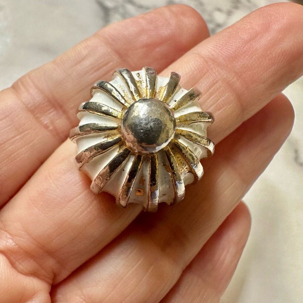 Cream/gold tone vintage cocktail ring